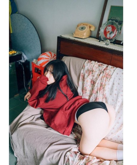 _jun 1020_ pornographic model picture