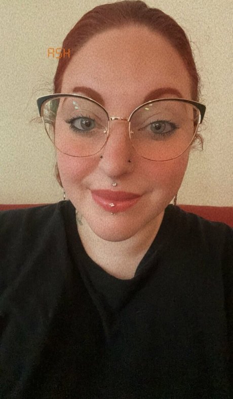 Ashtmxo model naked pic