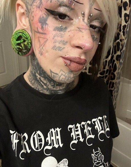 FaceTatMami adult model pic