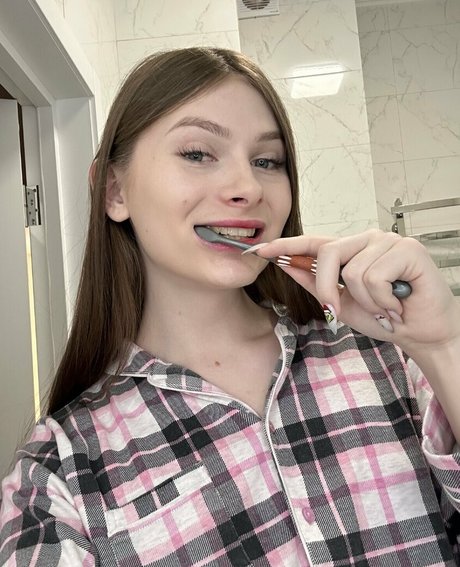 mia ts model exclusive image