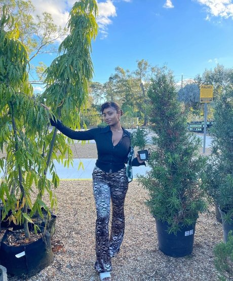 Plantbae model pretty photo