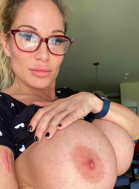 Tyler Faith hot actress photo