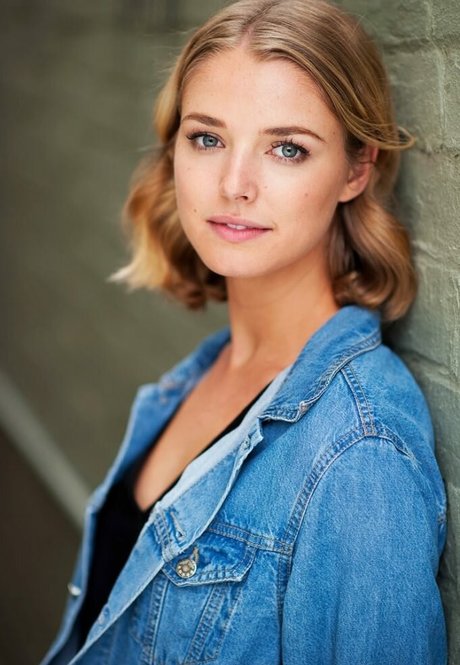 Ellie Gall naked model image