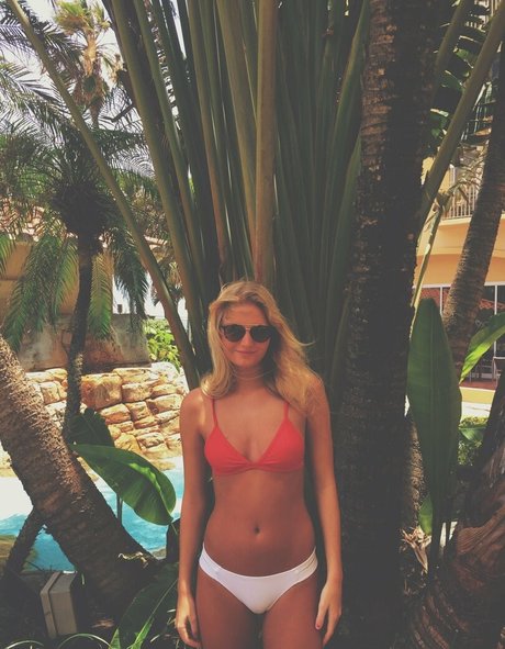 Ellie Gall star exclusive pics