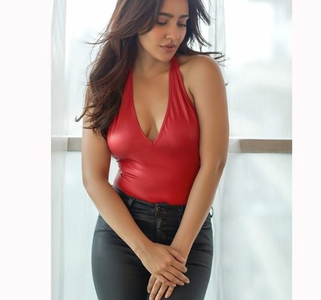Neha Sharma perfect star images