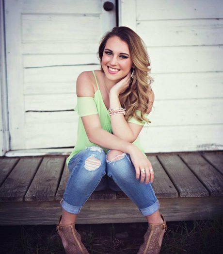 Emilee Atchley star pretty img