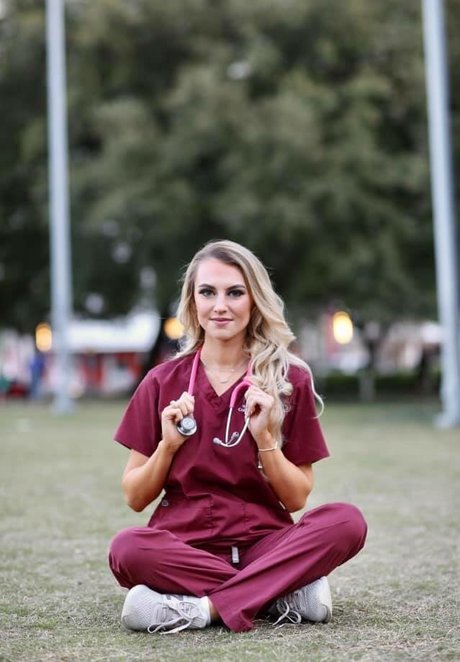 Emilee Atchley naked model pictures