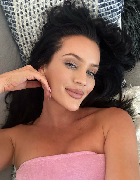 Ines Basic hot star photo