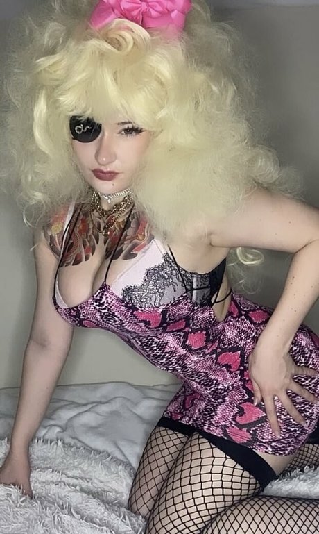 venom wifey model nice pictures