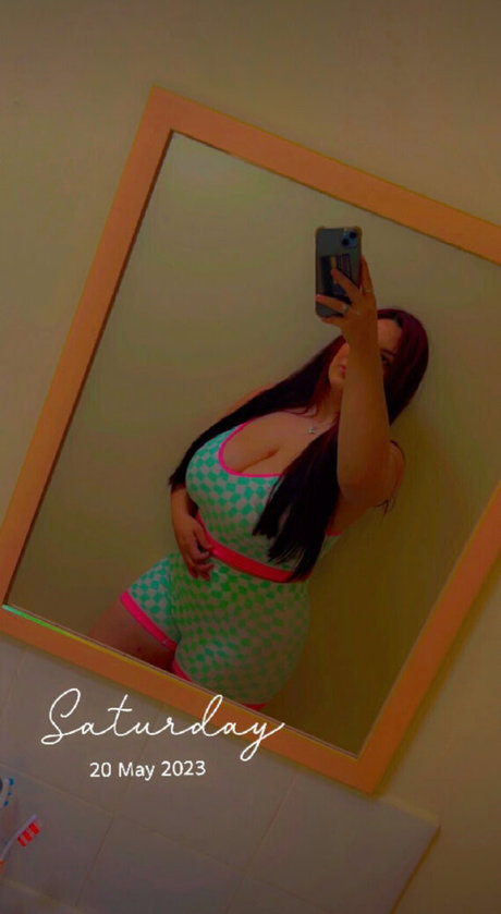 bustymills exclusive star image