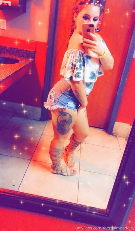 therealmissdaisy naked model pictures