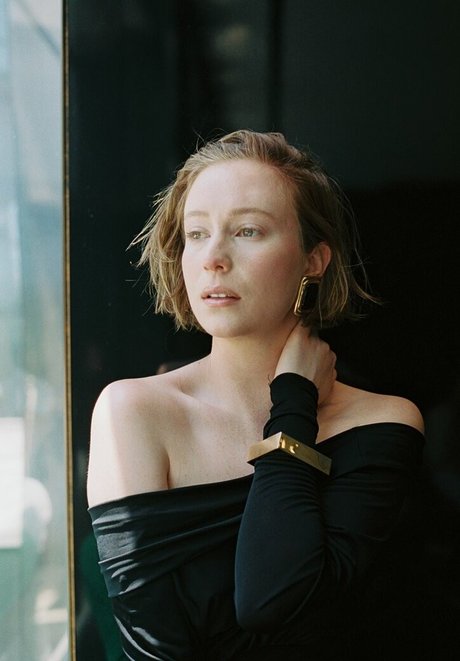 Hannah Einbinder model high quality pic