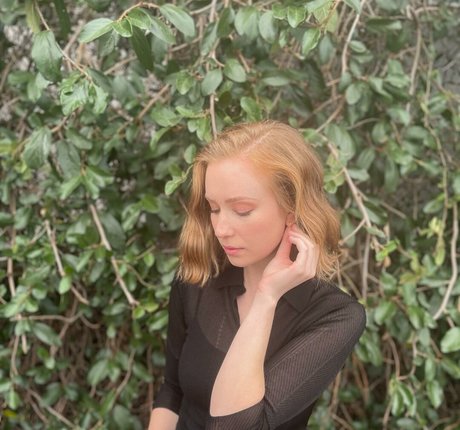 Hannah Einbinder model adult photo