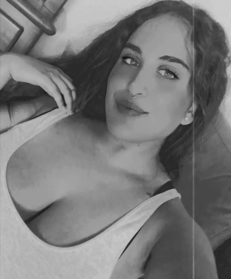 elviabombon hot actress img