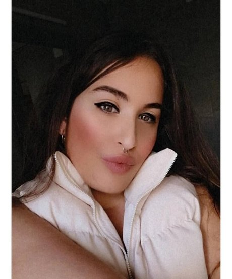 elviabombon pretty pornstar pic