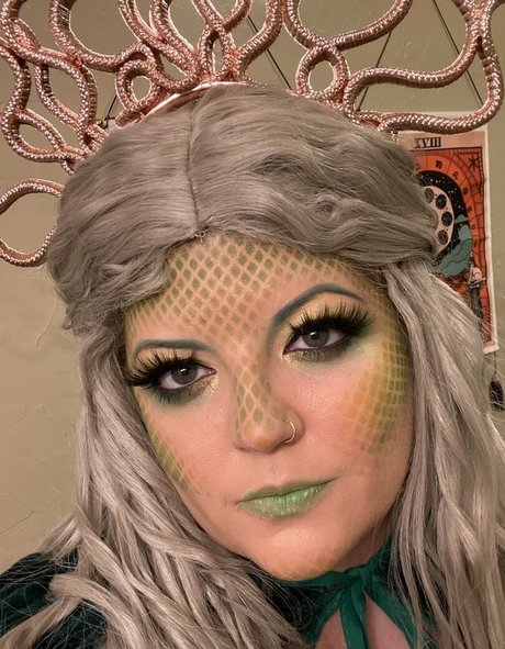 queen of spades naked model pic