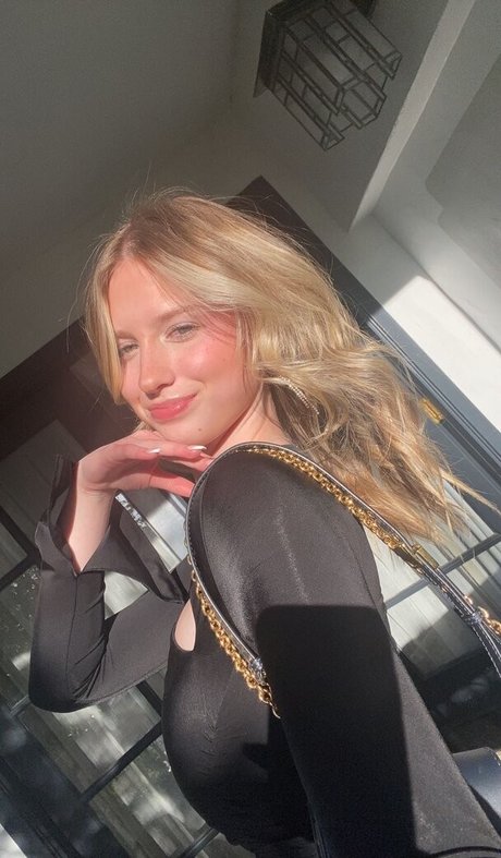 Carsen R nice actress images