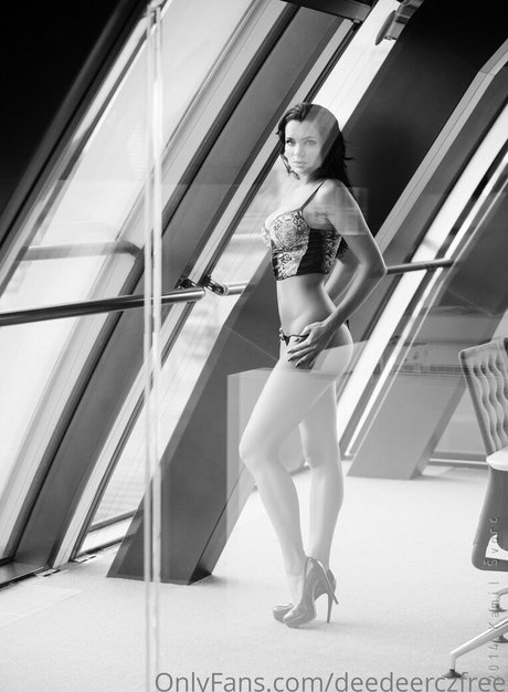 deedeerczfree nudes model pic