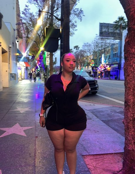 Sophialaurrren adult model image