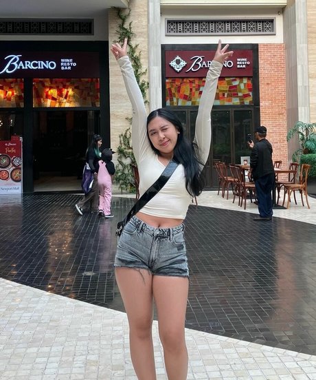 nininplays pretty actress pic