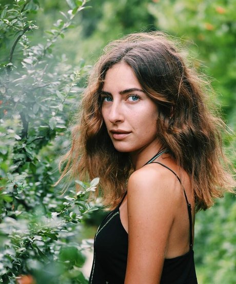 Hazar Motan free model pics