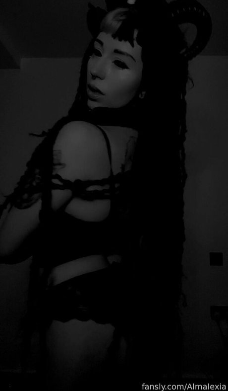 Almalexia model erotic photos