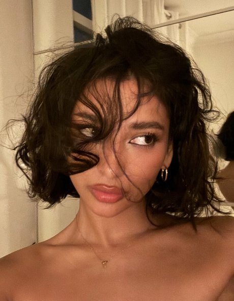 Zaina Sarah model adult image