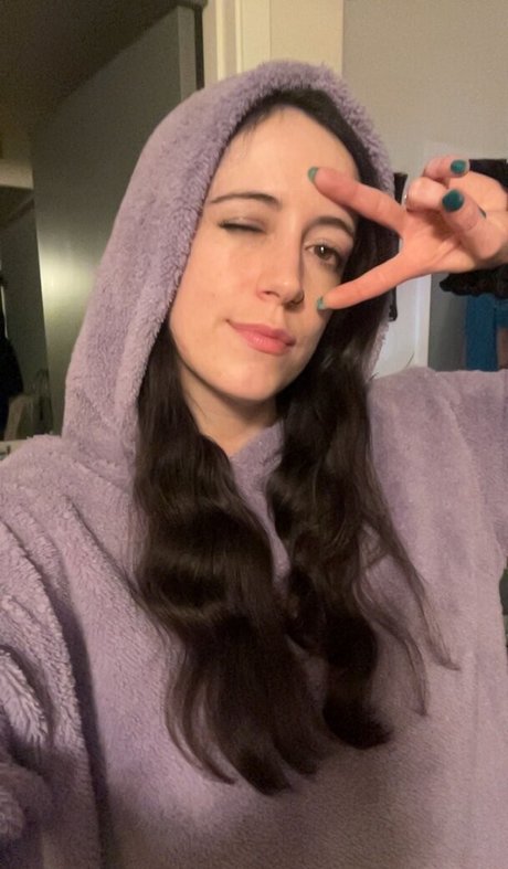 shakicast hot model image