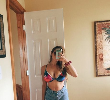 Sara Brooks top model pic