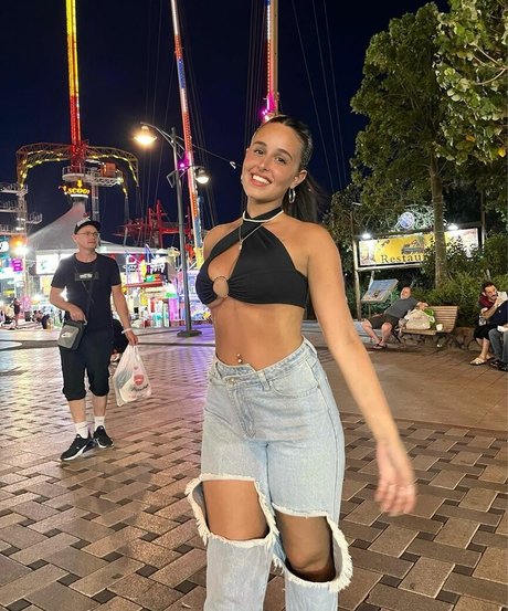 May Cohen star pretty pic