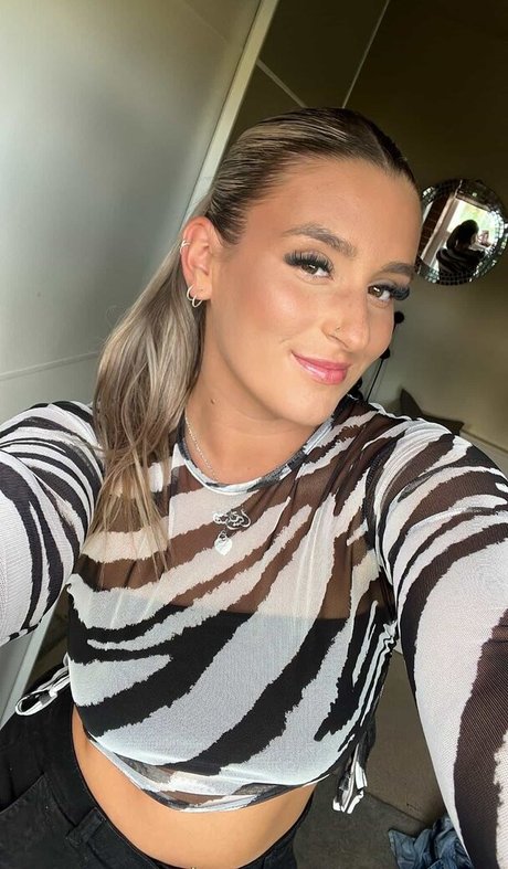 Hol Grace hot star image