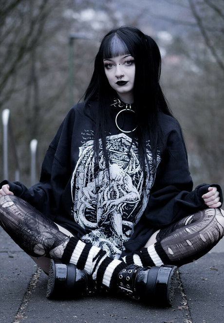 CreepyCassy sexy pornstar picture