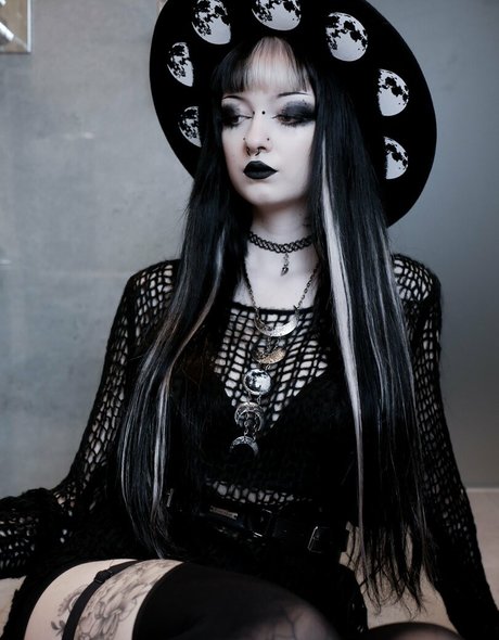 CreepyCassy model best photos