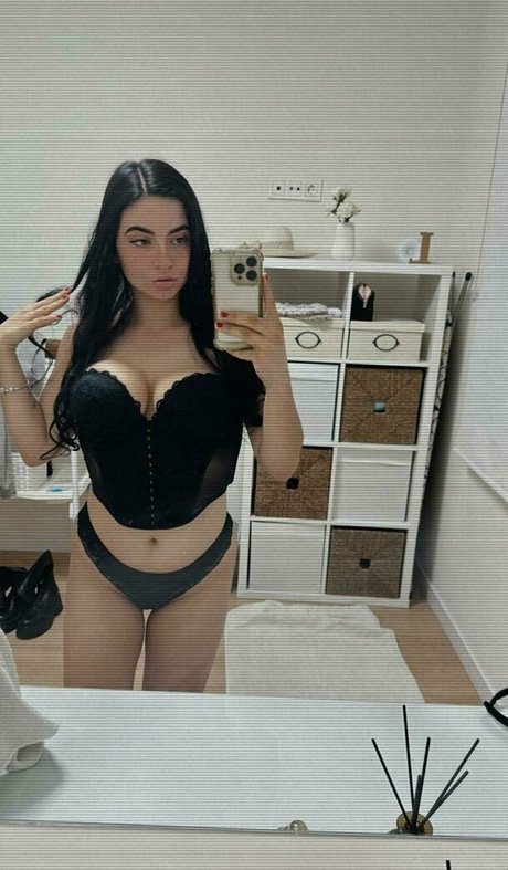 laura 62 model top gallery