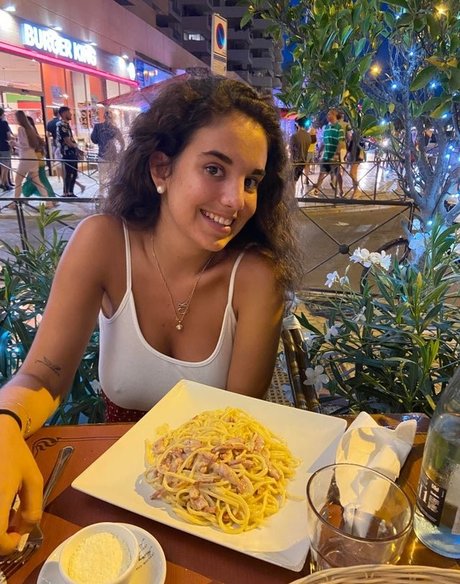 Busty Love sexy actress photos