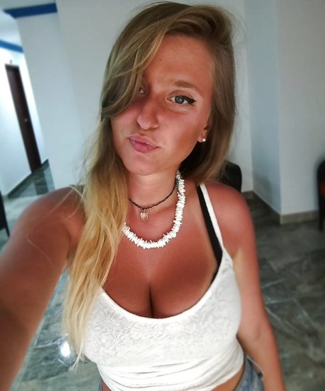 Luan Raviv adult actress img