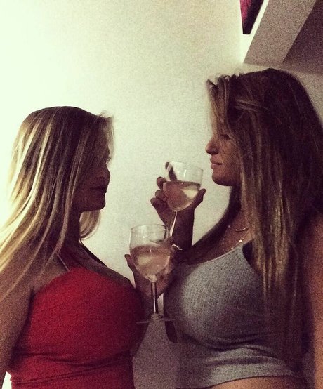 Luan Raviv model high quality images