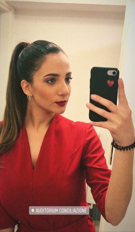 Cleo Bracchi hot star photos