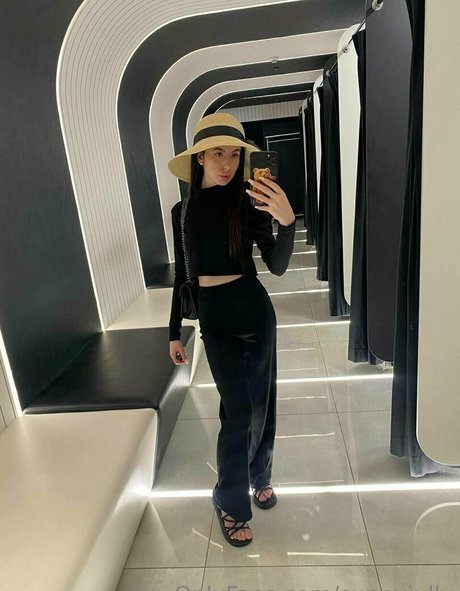 famous nude onlyfans best picture