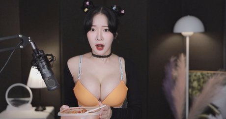 BJ Pyuri nude star pics