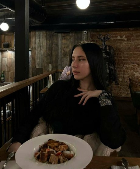 kira lovely nice model pic