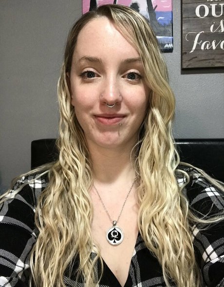 HotwifeAly model nice photos