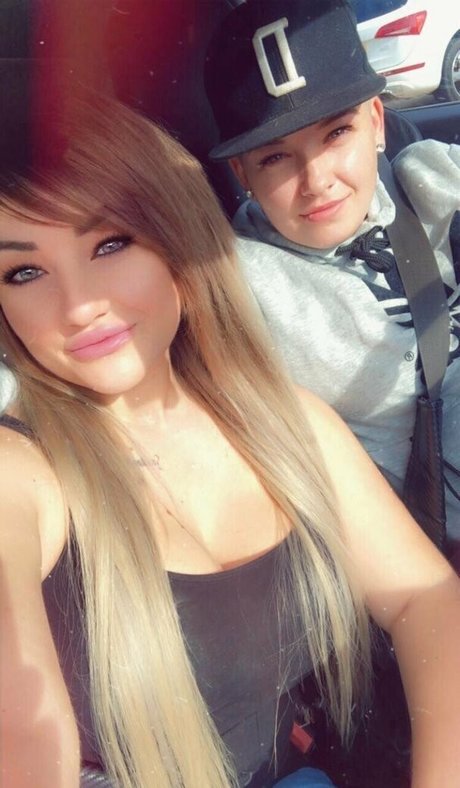 reallesbiansx erotic model image