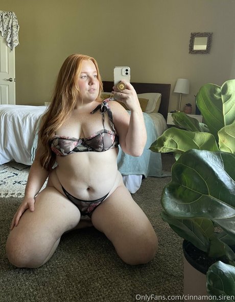 cinnamon siren model nice photos