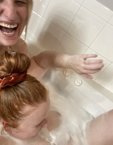 cinnamon siren model hot img