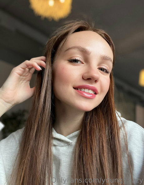 youngy lizzy hot star img