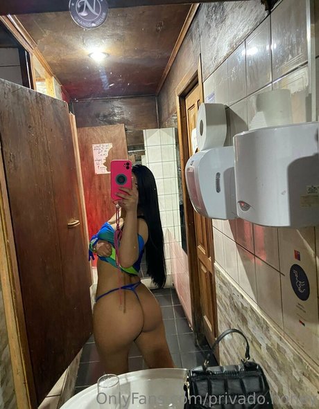 privado honey erotic model photo