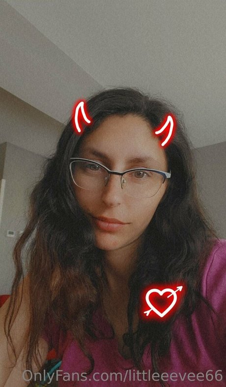 littleeevee66 erotic model img