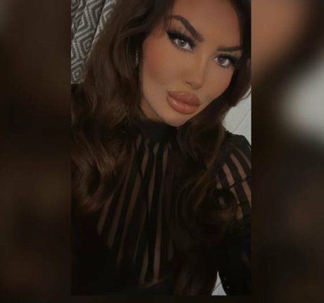 ElleHutchx star porn pics