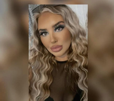 ElleHutchx beautiful model pic